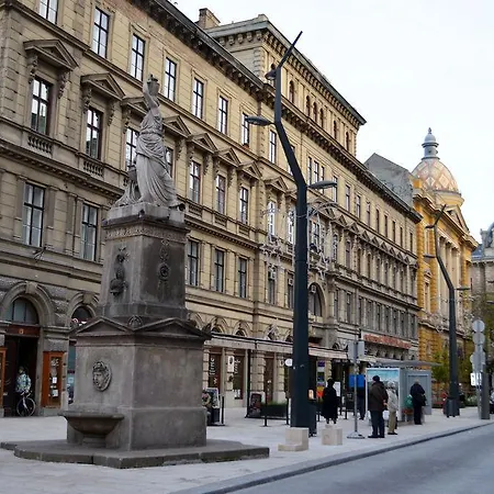 Hostel Central Apartment In Budapest *