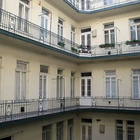 Hostel Central Apartment In Budapest *
